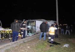 Turistleri taşıyan minibüs yan yattı